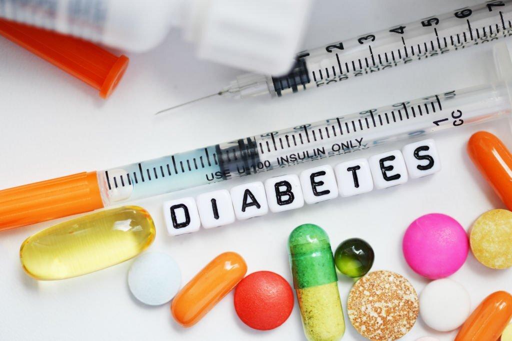 https://api.mediniom.com/api/v2/image/blog-main/Syringe-and-medical-drugs-for-diabetes_1655187256939.jpeg