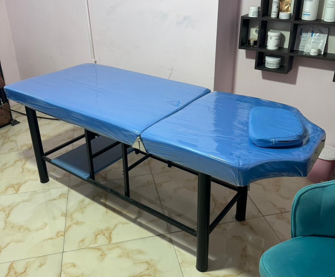 یک صندلی چرخشی با ۲ تا تختدست دو/مدینیوم