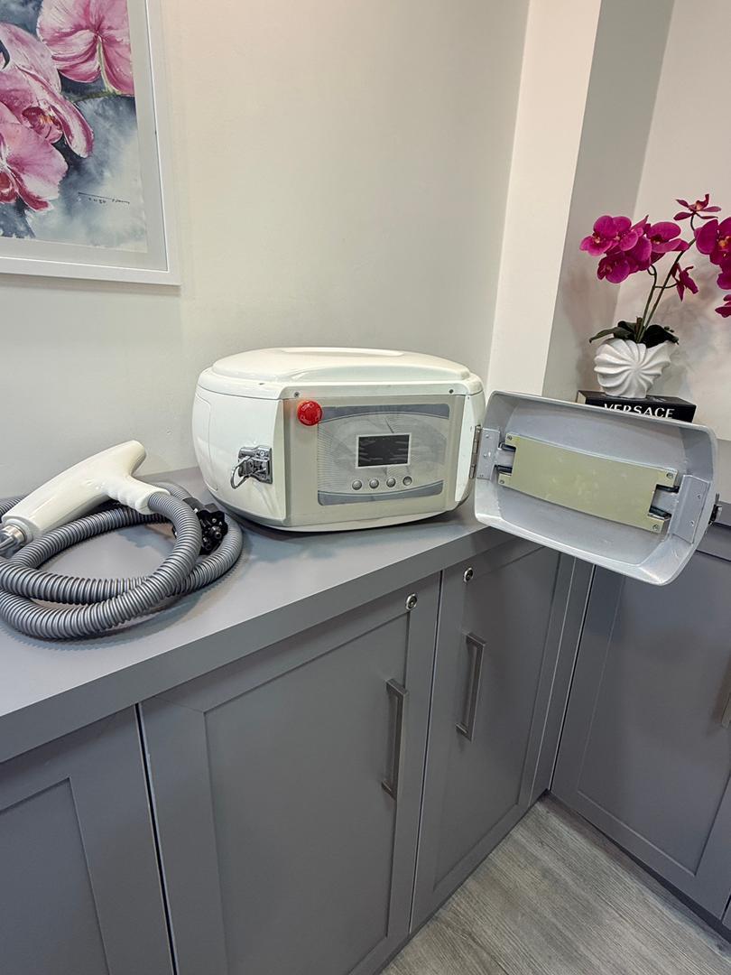 دستگاه لیزر ریموو و تاتو و لک و خالکوبی کیوسوئیچدست دو/مدینیوم