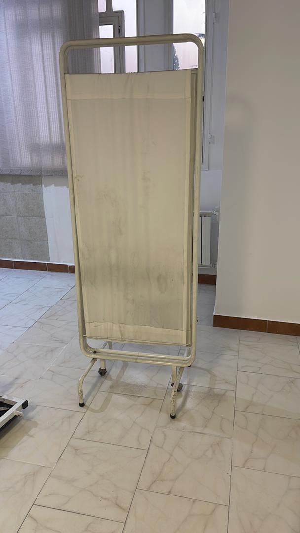 تخت بیمار ۲عدد و پاراوان ۳ تکهدست دو/مدینیوم