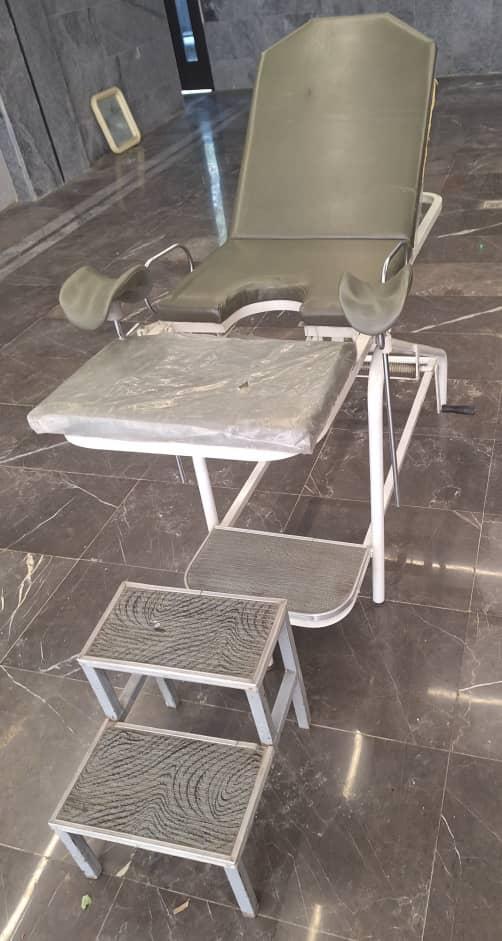 تخت ژنیکولوژی به همراه دو پلهدست دو/مدینیوم