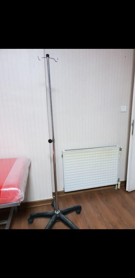 تخت معاینه و تابوره و پایه سرم و استریلیزاتورنو/مدینیوم