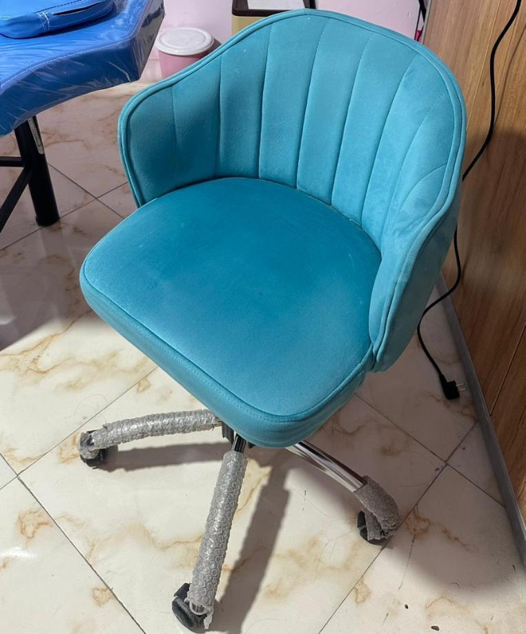 یک صندلی چرخشی با ۲ تا تختدست دو/مدینیوم