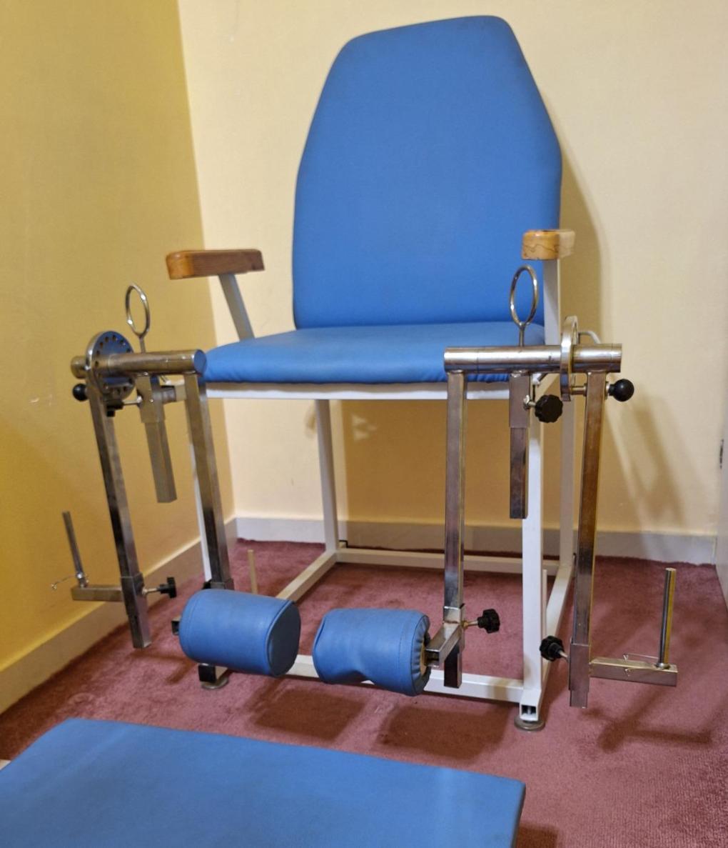 صندلی کوادریسپس فیزیوتراپیدست دو/مدینیوم