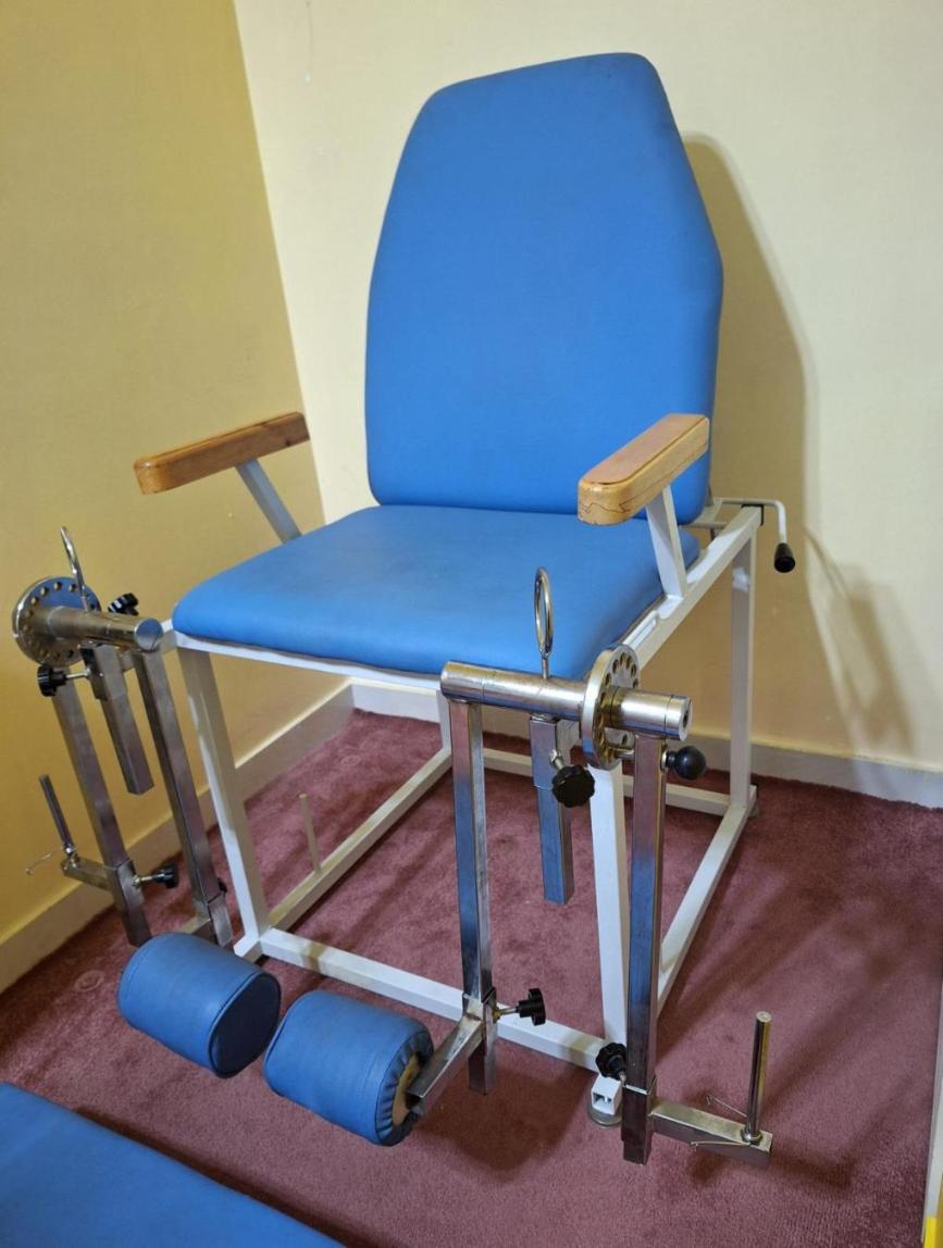 صندلی کوادریسپس فیزیوتراپیدست دو/مدینیوم