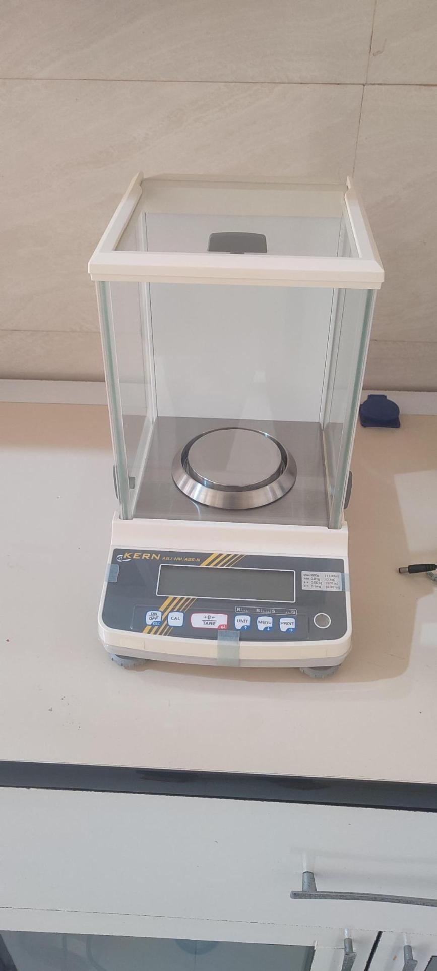 ترازوی چهار صفر برند kern اصلنو/مدینیوم