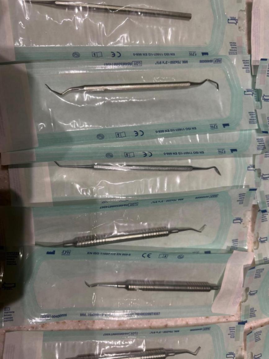 تعدادي وسايل دندانپزشكي در حد نودست دو/مدینیوم