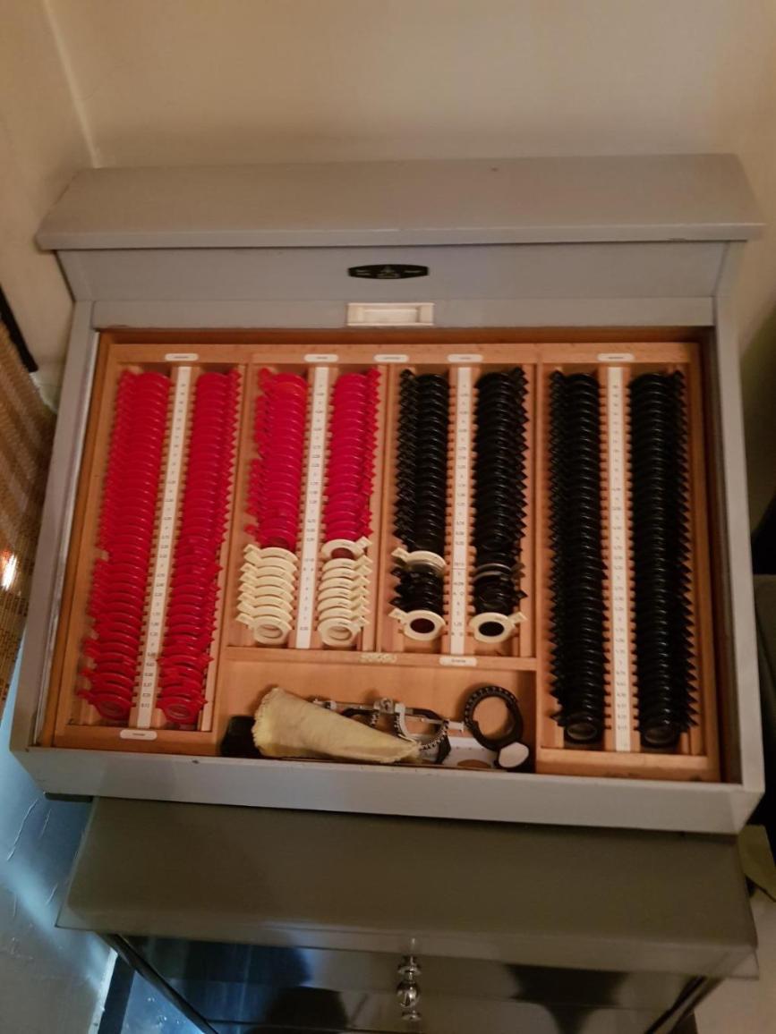 جعبه عینک اکولوس آلماندست دو/مدینیوم