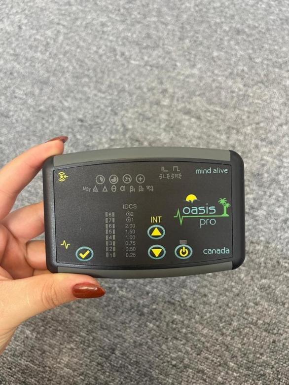 دستگاه tDCS تحریک الکتریکی مغز مدل Oasis Pro محصول کمپانی Mind Alive کانادادست دو/مدینیوم