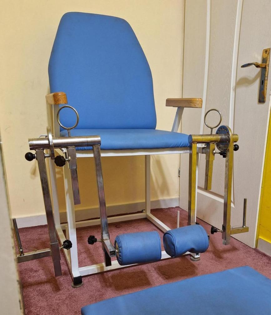 صندلی کوادریسپس فیزیوتراپیدست دو/مدینیوم