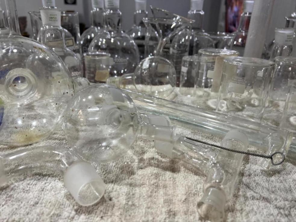 مقداری لوازم آزمایشگاهیدست دو/مدینیوم