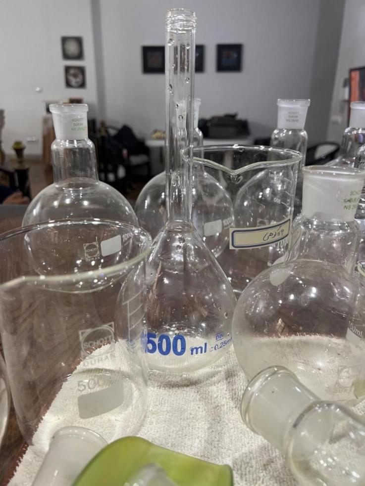 مقداری لوازم آزمایشگاهیدست دو/مدینیوم