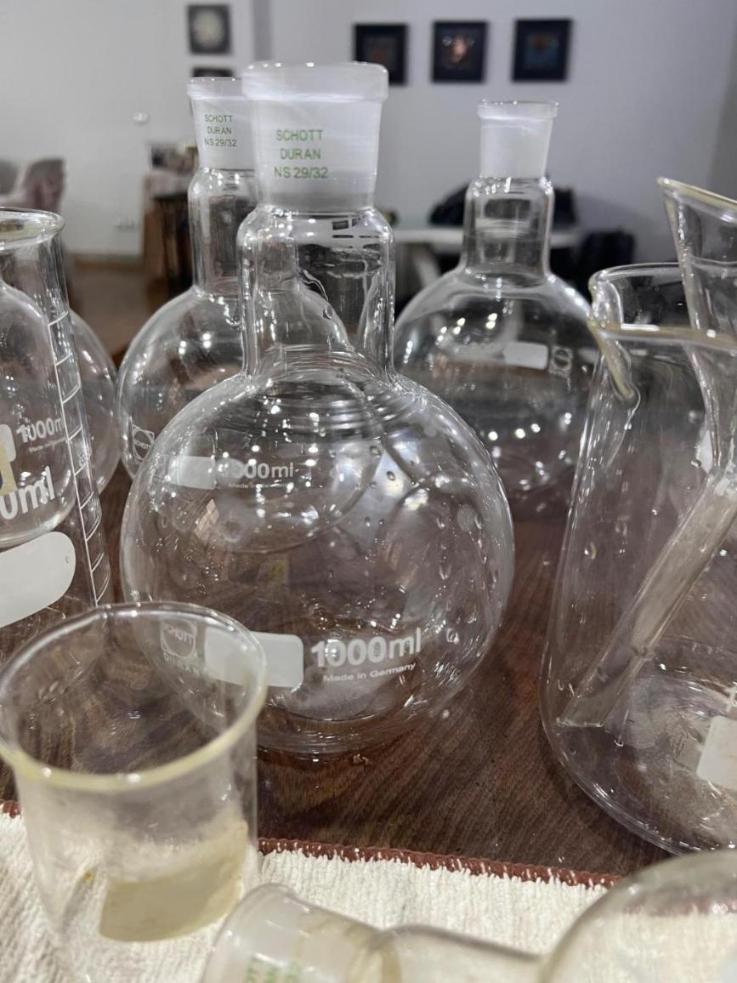 مقداری لوازم آزمایشگاهیدست دو/مدینیوم