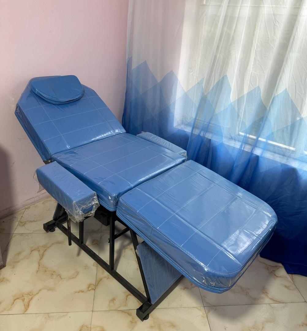 یک صندلی چرخشی با ۲ تا تختدست دو/مدینیوم